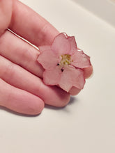 Charger l'image dans la galerie, Broche fleur naturelle Delphinium rose