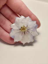 Charger l'image dans la galerie, Broche fleur naturelle Delphinium blanche nuancée de violet