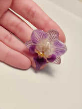 Charger l'image dans la galerie, Broche fleur naturelle Orchidée blanche et violette
