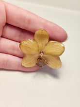 Charger l'image dans la galerie, Broche fleur naturelle Orchidée orange