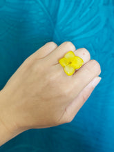 Charger l'image dans la galerie, Bague ajustable fleur naturelle Hortensia jaune