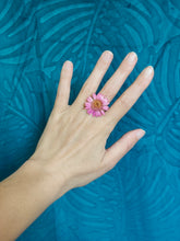 Charger l'image dans la galerie, Bague ajustable fleur naturelle Marguerite rose