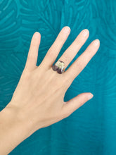 Charger l'image dans la galerie, Bague ajustable fleur naturelle Pensée blanche et violette