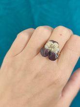Charger l'image dans la galerie, Bague ajustable fleur naturelle Pensée blanche et violette