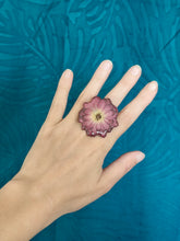 Charger l'image dans la galerie, Bague ajustable fleur naturelle Rose rose foncée
