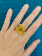 Charger l'image dans la galerie, Bague ajustable fleur naturelle jaune