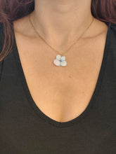 Charger l'image dans la galerie, Collier fleur naturelle blanche bleutée