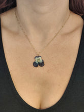 Charger l'image dans la galerie, Collier fleur naturelle Pensée violette et blanche