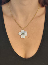 Charger l'image dans la galerie, Collier fleur naturelle Delphinium blanche nuancée de violet
