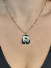 Charger l'image dans la galerie, Collier fleur naturelle Pensée blanc violet foncée