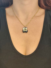 Charger l'image dans la galerie, Collier fleur naturelle Pensée blanc violet foncée