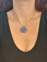 Charger l'image dans la galerie, Collier fleur naturelle Delphinium violet bleu