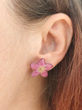 Charger l'image dans la galerie, Boucles d'oreilles fleurs naturelles roses foncées