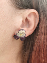 Charger l'image dans la galerie, Boucles d'oreilles fleurs naturelles Pensées violettes et blanches