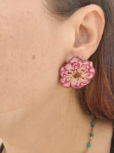 Charger l'image dans la galerie, Boucles d'oreilles fleurs naturelles Roses blanches et roses