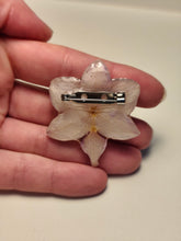 Charger l'image dans la galerie, Broche fleur naturelle Orchidée blanche
