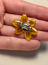 Charger l'image dans la galerie, Broche fleur naturelle jaune