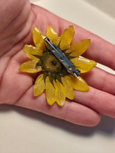 Charger l'image dans la galerie, Broche fleur naturelle Tournesol