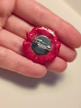 Charger l'image dans la galerie, Broche fleur naturelle Rose rouge et blanche