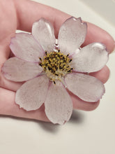 Charger l'image dans la galerie, Broche fleur naturelle blanche cœur jaune
