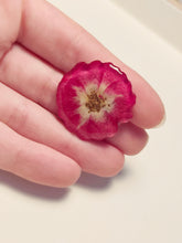 Charger l'image dans la galerie, Broche fleur naturelle Rose rouge et blanche
