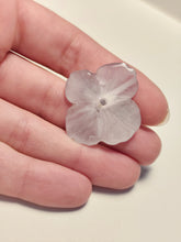 Charger l'image dans la galerie, Broche fleur naturelle Hortensia blanche
