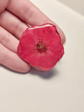 Charger l'image dans la galerie, Broche fleur naturelle Rose rouge
