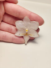 Charger l'image dans la galerie, Broche fleur naturelle Orchidée blanche
