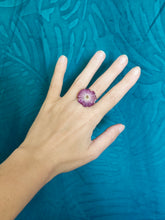 Charger l'image dans la galerie, Bague ajustable fleur naturelle rose violette
