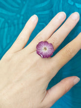 Charger l'image dans la galerie, Bague ajustable fleur naturelle rose violette
