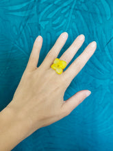 Charger l'image dans la galerie, Bague ajustable fleur naturelle Hortensia jaune
