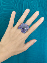 Charger l'image dans la galerie, Bague ajustable fleur naturelle Delphinium violette
