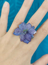 Charger l'image dans la galerie, Bague ajustable fleur naturelle Delphinium violette
