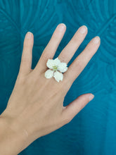Charger l'image dans la galerie, Bague ajustable fleur naturelle Delphinium blanche
