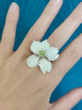 Charger l'image dans la galerie, Bague ajustable fleur naturelle Delphinium blanche
