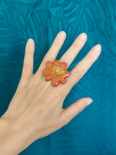 Charger l'image dans la galerie, Bague ajustable fleur naturelle Cosmos sulphureus
