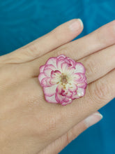 Charger l'image dans la galerie, Bague ajustable fleur naturelle Rose blanche et rose
