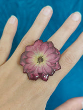 Charger l'image dans la galerie, Bague ajustable fleur naturelle Rose rose foncée
