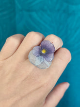 Charger l'image dans la galerie, Bague ajustable fleur naturelle Pensée bleue
