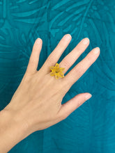 Charger l'image dans la galerie, Bague ajustable fleur naturelle jaune
