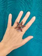 Charger l'image dans la galerie, Bague ajustable fleur naturelle Orchidée violette
