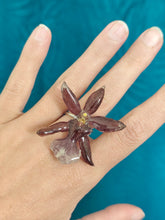 Charger l'image dans la galerie, Bague ajustable fleur naturelle Orchidée violette
