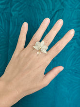 Charger l'image dans la galerie, Bague ajustable fleur naturelle petite Orchidée blanche
