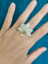 Charger l'image dans la galerie, Bague ajustable fleur naturelle petite Orchidée blanche

