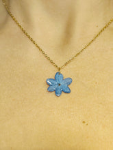 Charger l'image dans la galerie, Collier fleur naturelle Hortensia bleue
