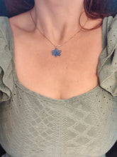 Charger l'image dans la galerie, Collier fleur naturelle Hortensia bleue
