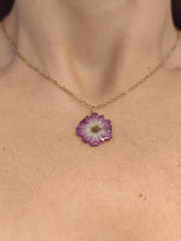 Charger l'image dans la galerie, Collier fleur naturelle rose violette
