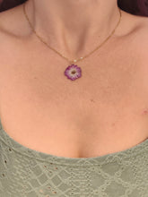 Charger l'image dans la galerie, Collier fleur naturelle rose violette
