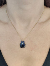 Charger l'image dans la galerie, Collier fleur naturelle Pensée violette foncée
