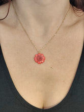 Charger l'image dans la galerie, Collier fleur naturelle marguerite rouge
